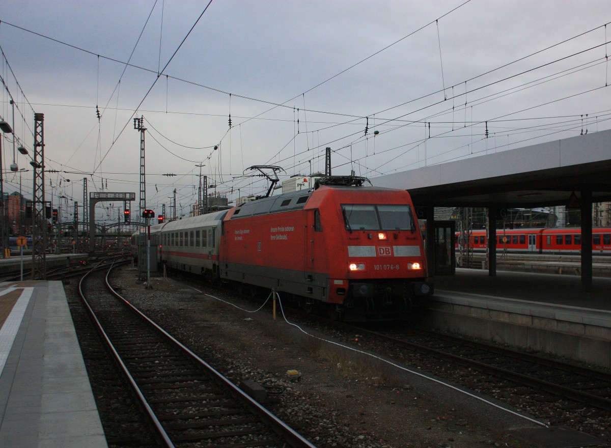 101 076-8 bei der Einfahrt in den Mnchner Hauptbahnhof am 3. Januar 2014.