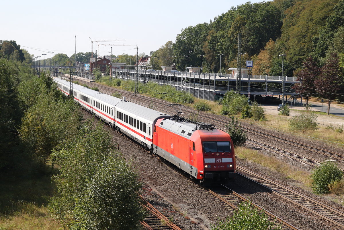 101 079 durchfhrt mit einem IC am 31. August 2019 den Bahnhof von Tostedt.