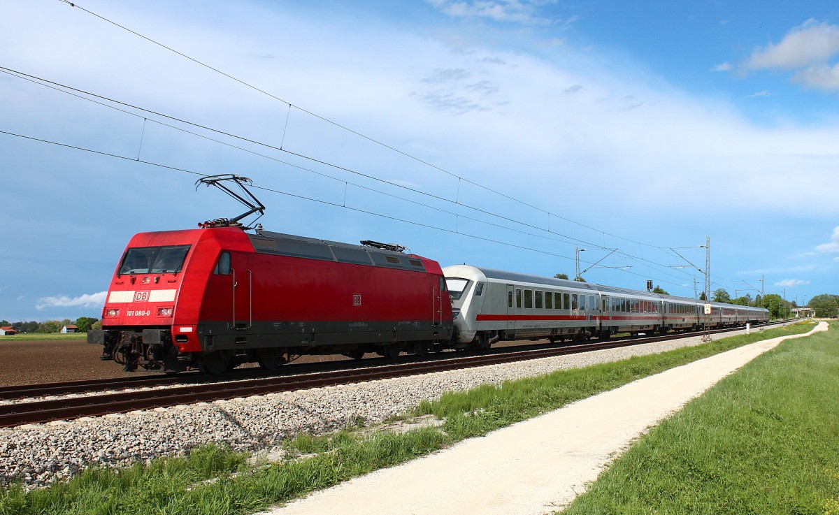 101 080-0 vor einem Steuerwagen am 5. Mai 2012 bei bersee.