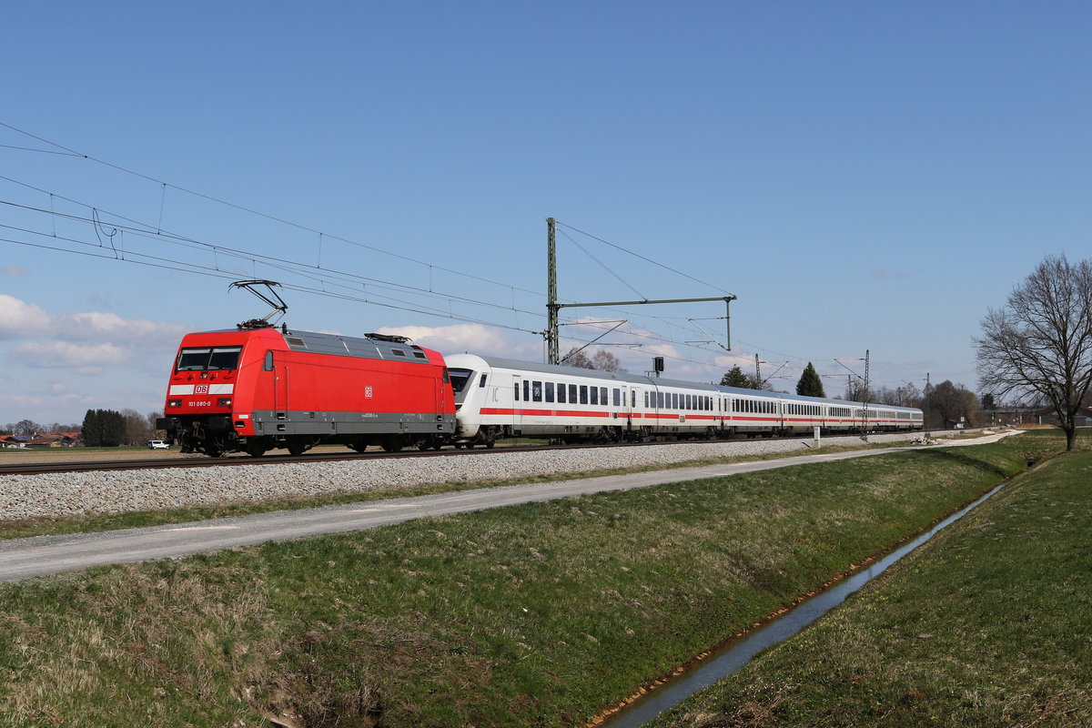 101 080 vor dem Steuerwagen eines  EC  am 23. Mrz 2020 bei bersee.