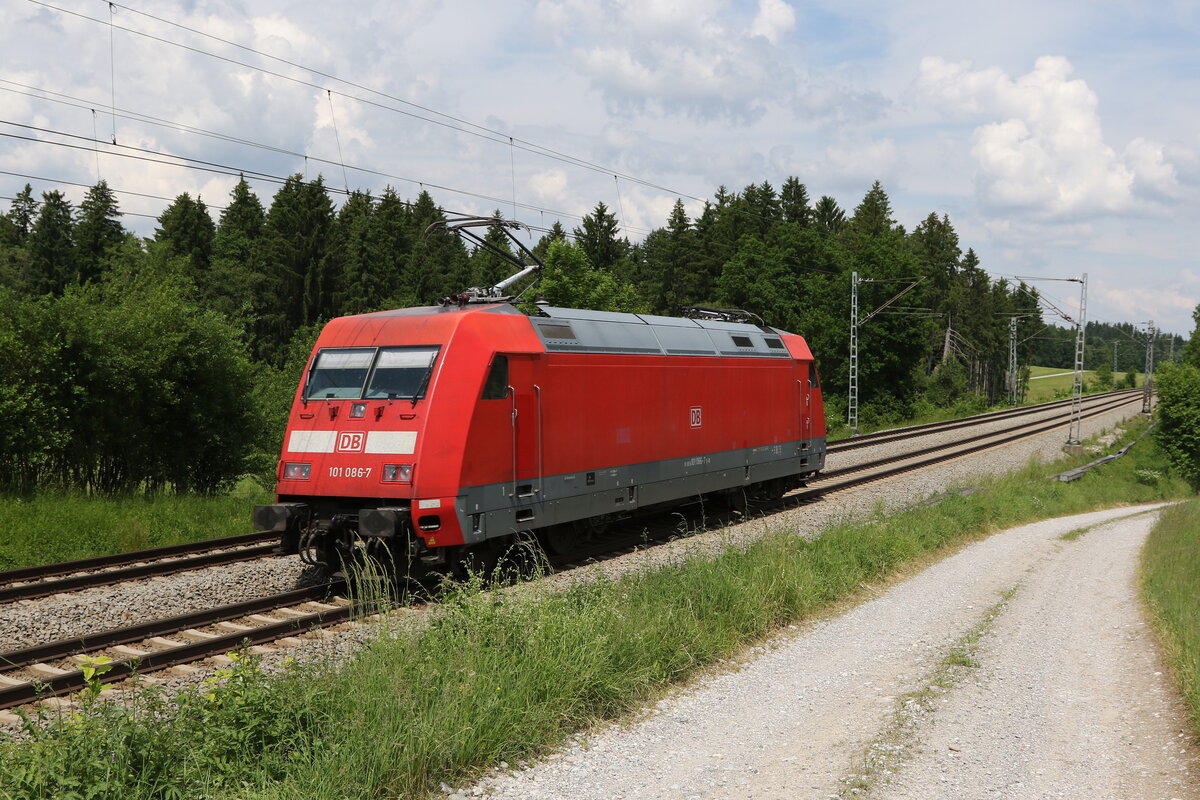 101 086 unterwegs nach Freilassing m 8. Juni 2021 bei Grabensttt.