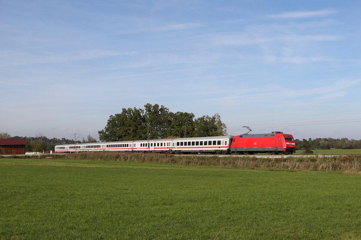 101 087 mit dem  IC Knigssee  auf dem Weg nach Freilassing am 11. Oktober bei Bernau am Chiemsee.