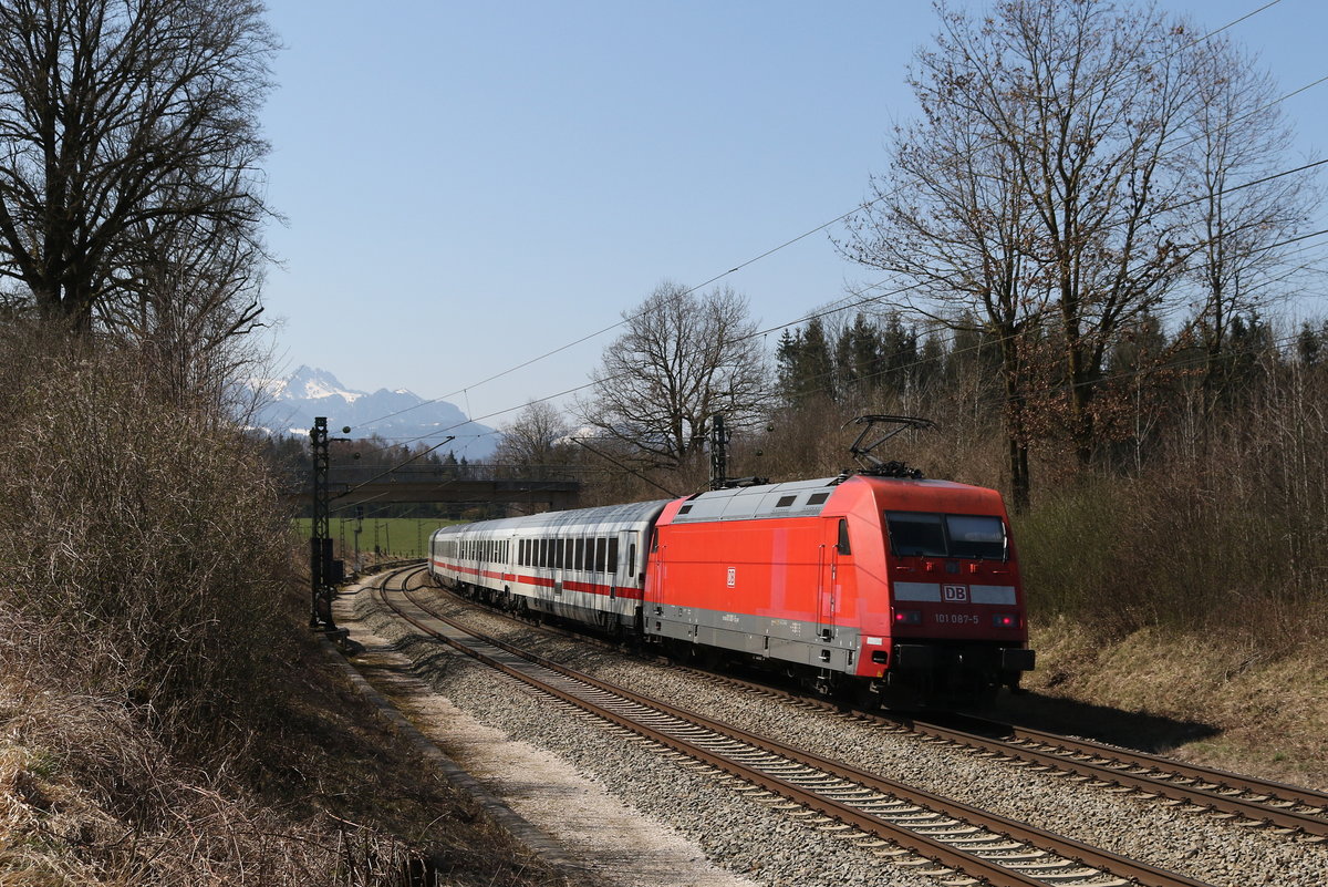 101 087 war am 2. April schiebend an einem  EC  im Einsatz, aufgenommen bei Grabensttt im Chiemgau.