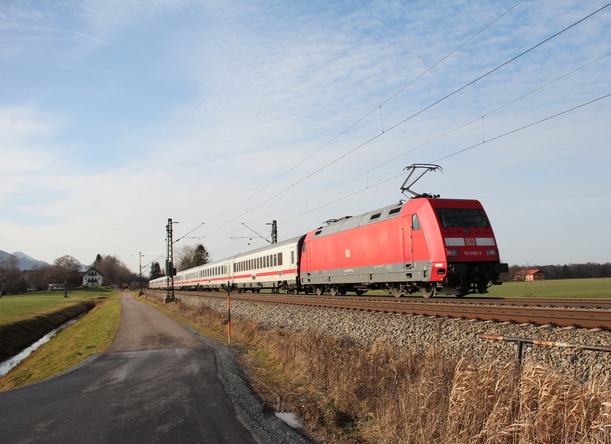 101 088-3 war am 19. Dezember 2015 schiebend an einem IC im Einsatz. Aufgenommen bei bersee am Chiemsee.