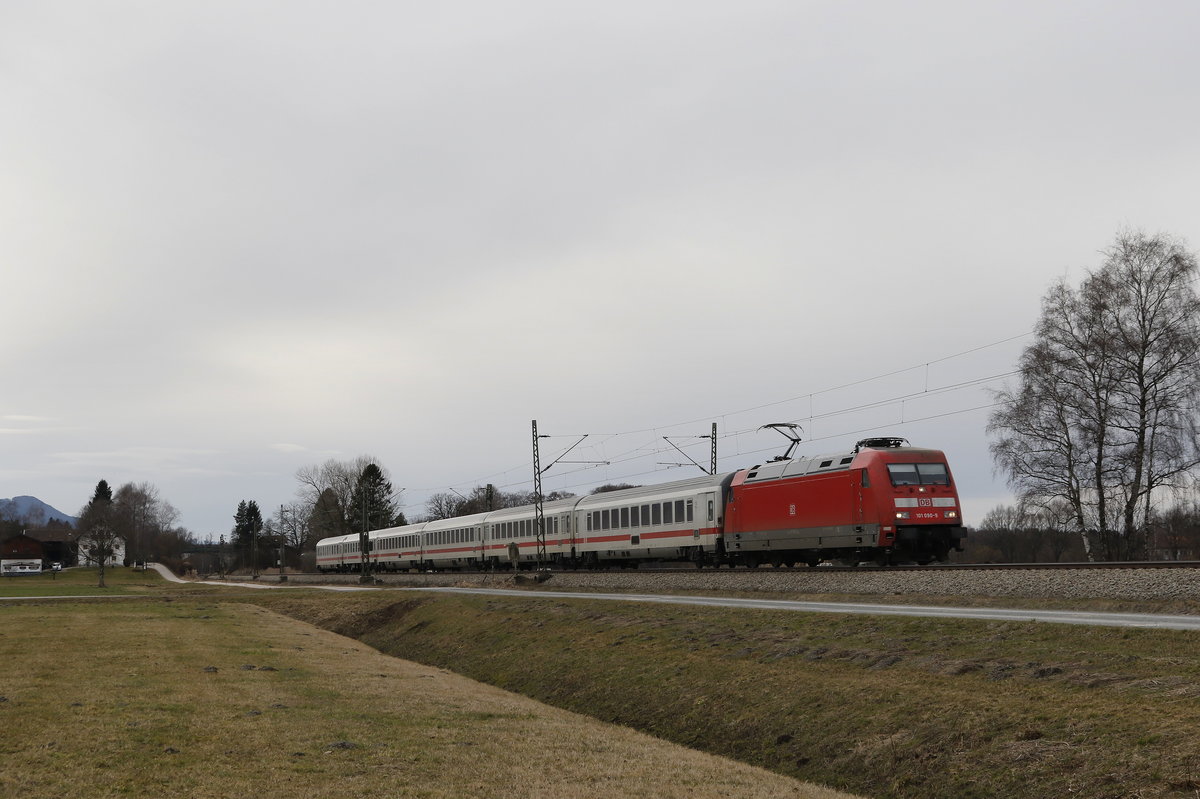 101 090-9 mit dem  IC-Knigssee  auf dem Weg nach Freilassing. Aufgenommen am 26. Februar 2017 bei bersee am Chiemsee.