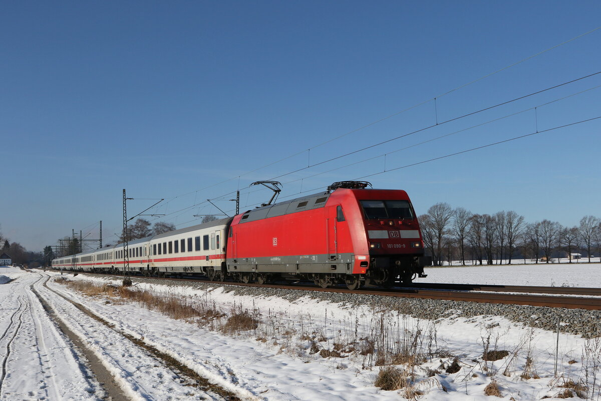 101 090 aus Mnchen kommend am 24. Januar 022 bei bersee am Chiemsee.