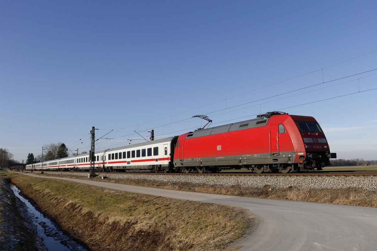 101 095-8 auf dem Weg nach Salzburg am 2. Januar 2017 bei bersee am Chiemsee.