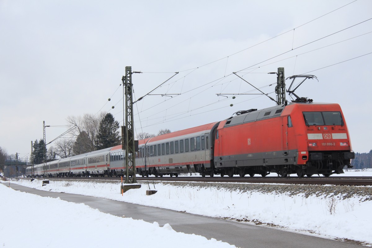 101 098-2 schiebend an einem EC am 16. Februar 2013 bei bersee.