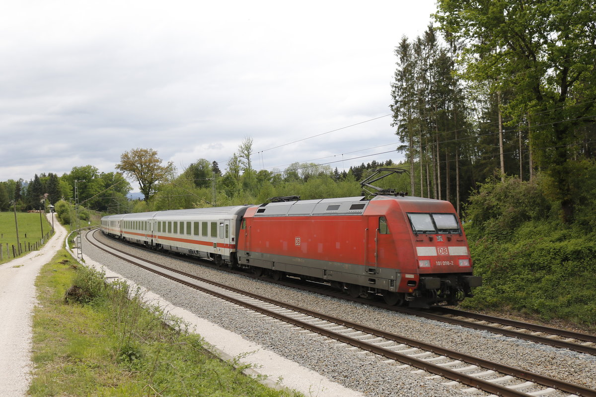 101 098 war am 1. Mai 2018 bei Grabensttt an einem EC schiebend im Einsatz.