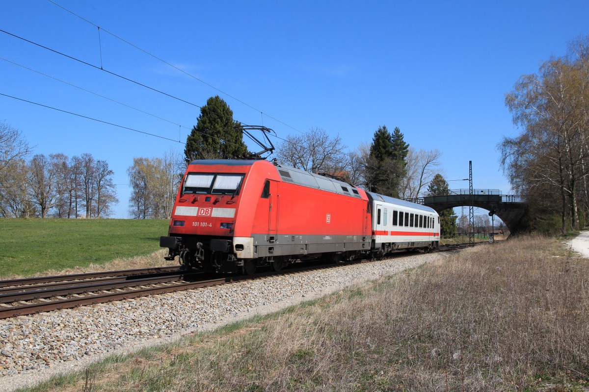 101 101-1 war am 30. Mrz 2014 mit einem Steuerwagen bei bersee in Richtung Salzburg unterwegs.