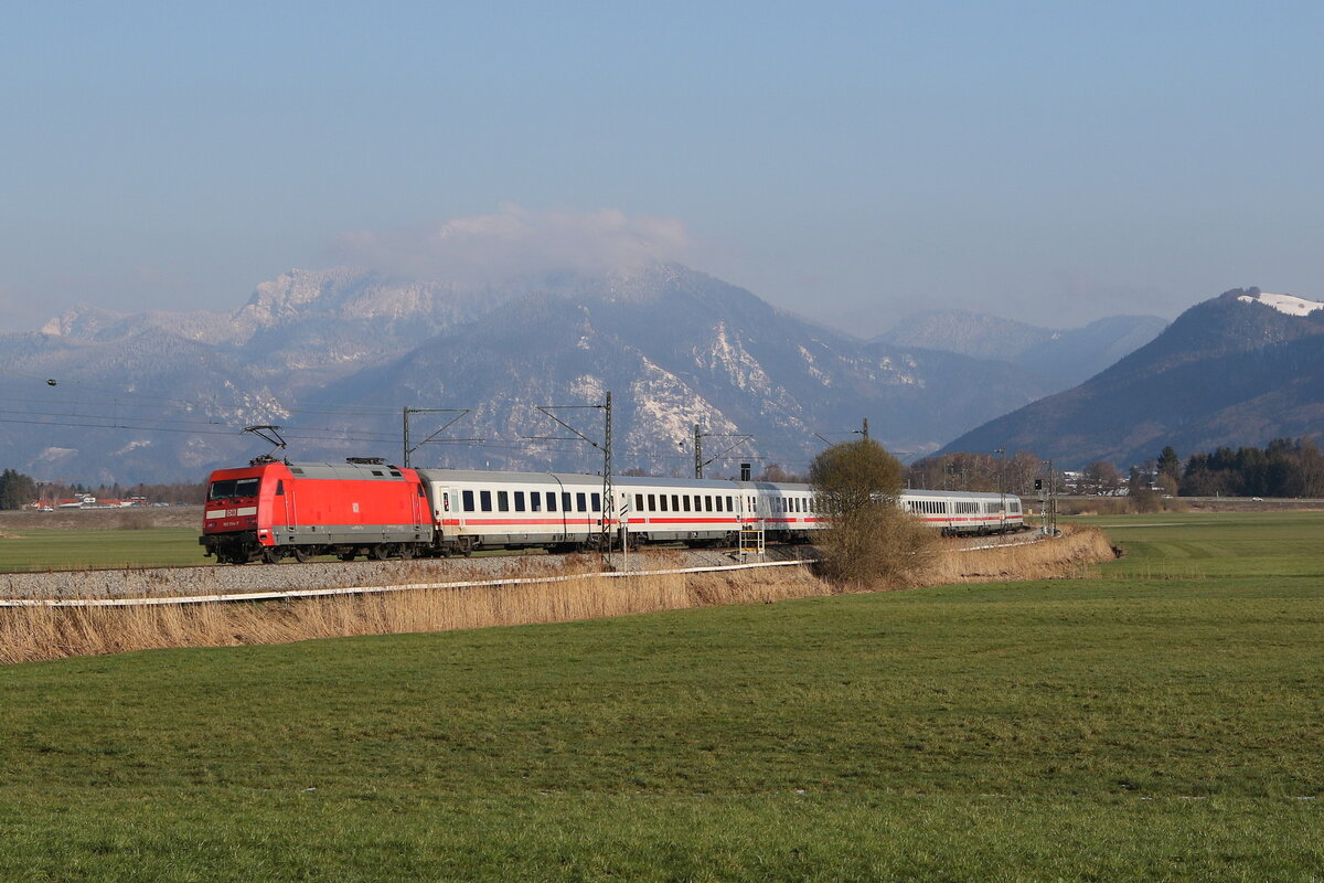 101 114 schob den  EC 219  nach Salzburg. Aufgenommen am 4. April 2022 bei Bernau am Chiemsee.