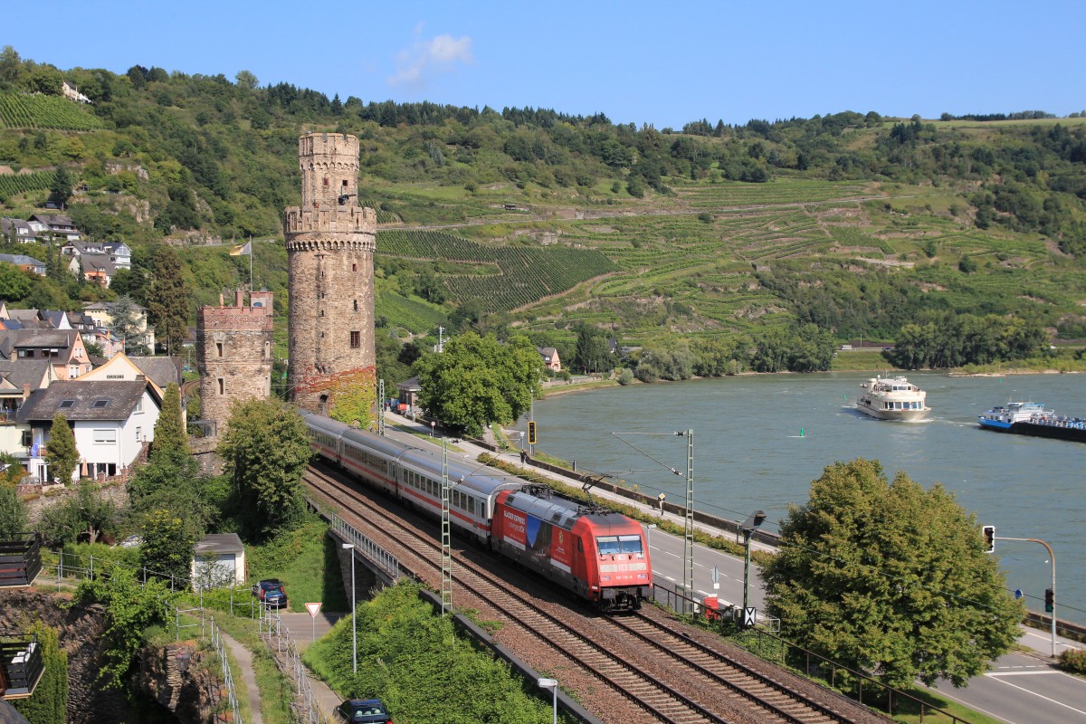 101 118-8 jetzt mit  Glacier Express -Werbung am 21. August 2014 in Oberwesel.