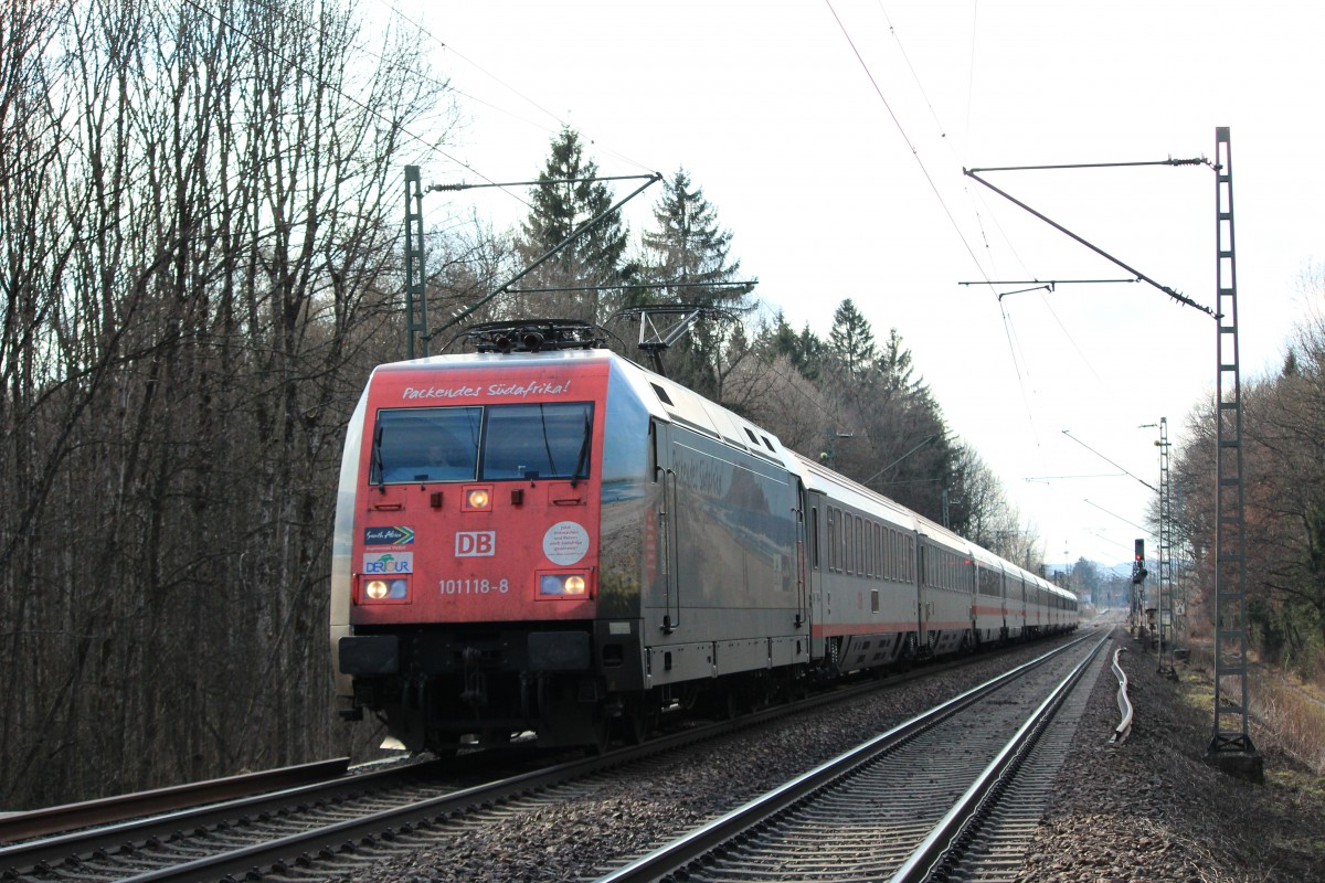 101 118-8 mit Sdafrika-Werbung am 10. Mrz 2013 bei bersee am Chiemsee.