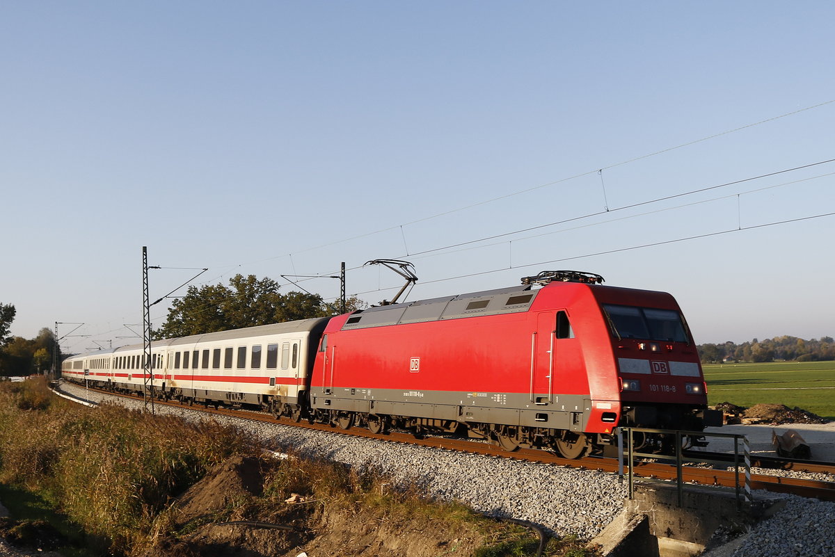 101 118 mit einem  EC  bei Bernau am Chiemsee am 13. Oktober 2018. 