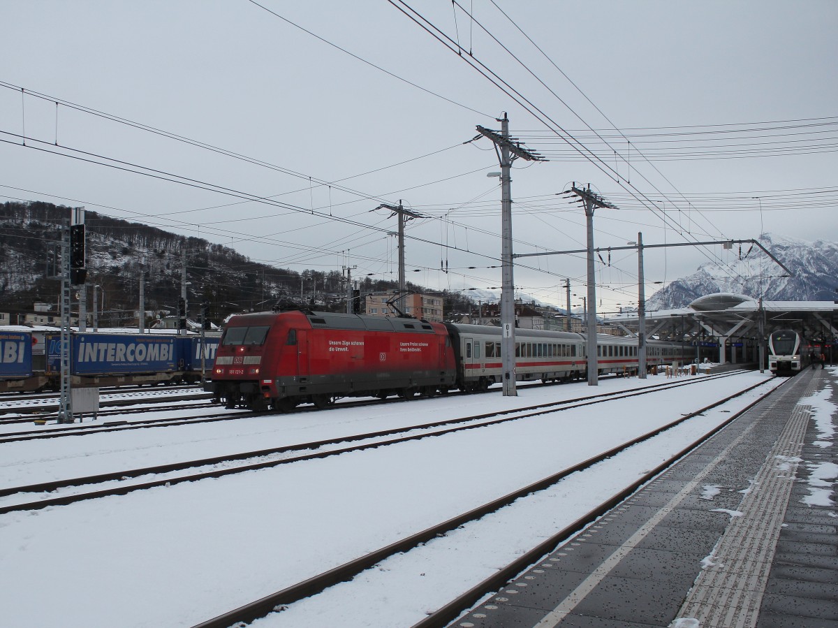 101 121-2 fhrt am 5. Januar 2015 aus dem Salzburger Hauptbahnhof.