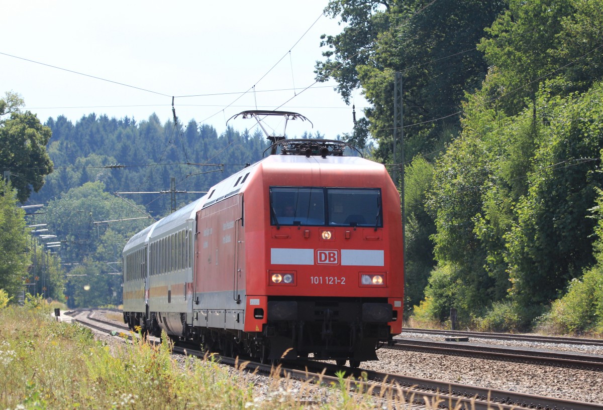 101 121-2 zieht am 20. August 2013 zwei Wagen in Assling in Richtung Mnchen.