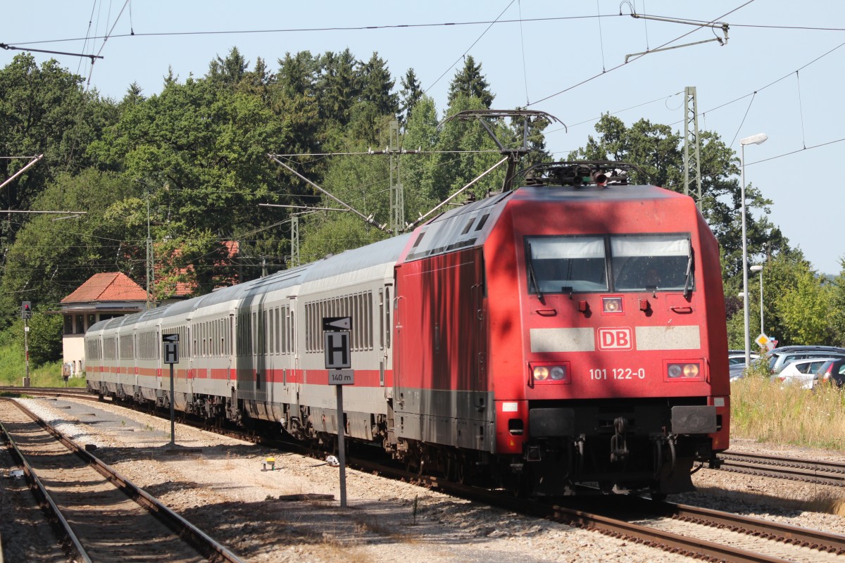 101 122-0 durchfhrt am 5. August 2013 aus Mnchen kommend den Bahnhof von Assling.