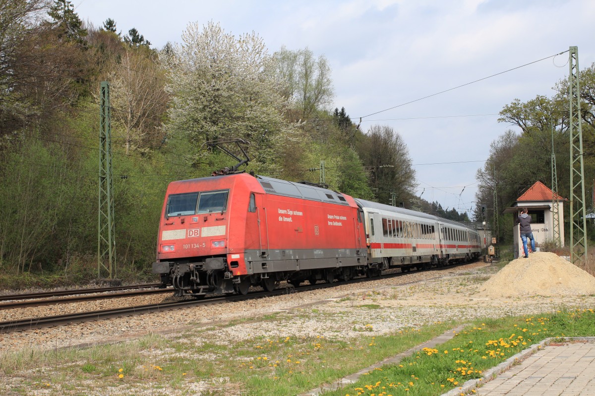 101 134-5 durchfhrt am 14. April 2014 auf ihrem Weg nach Mnchen den Bahnhof von Assling.