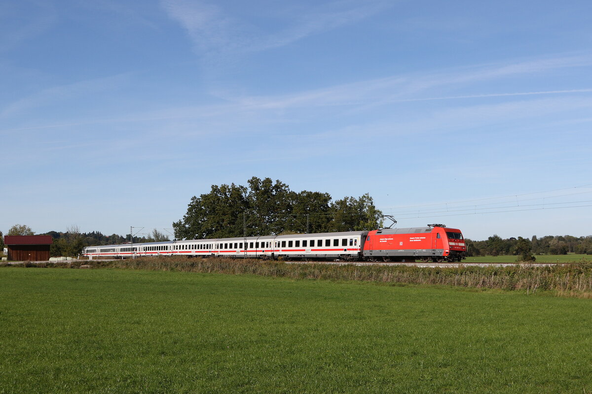 101 135 mit dem  EC 115  am 1. Oktober 2021 bei Bernau am Chiemsee.