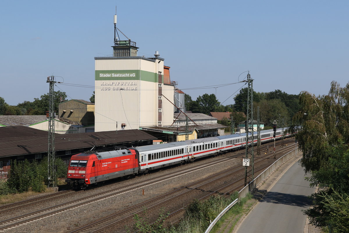 101 135 mit einem IC am 31. August 2019 kurz vor Tostedt.