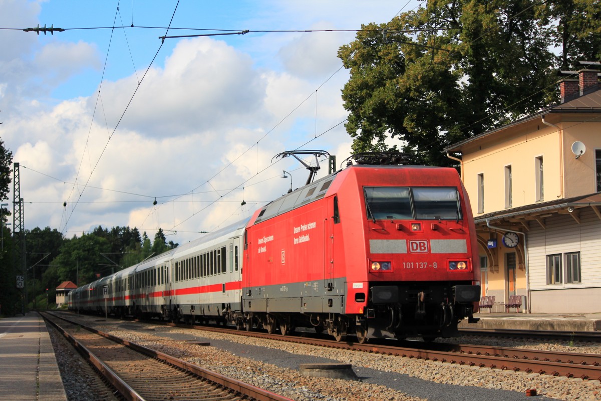 101 137-8 am 16. August 2012 im Bahnhof von Assling.