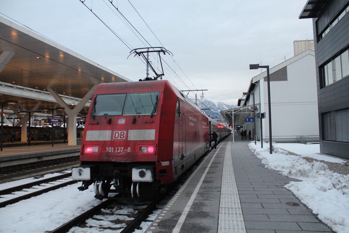 101 137-8 kurz vor der Ausfahrt aus dem Salzburger Hauptbahnhof am 5. Januar 2015.