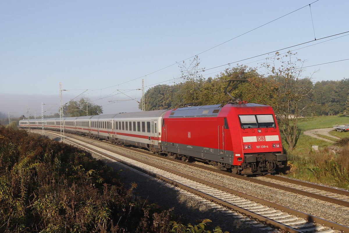 101 139 schiebt am 10. Oktober 2018 einen  EC  in Richtung Mnchen.