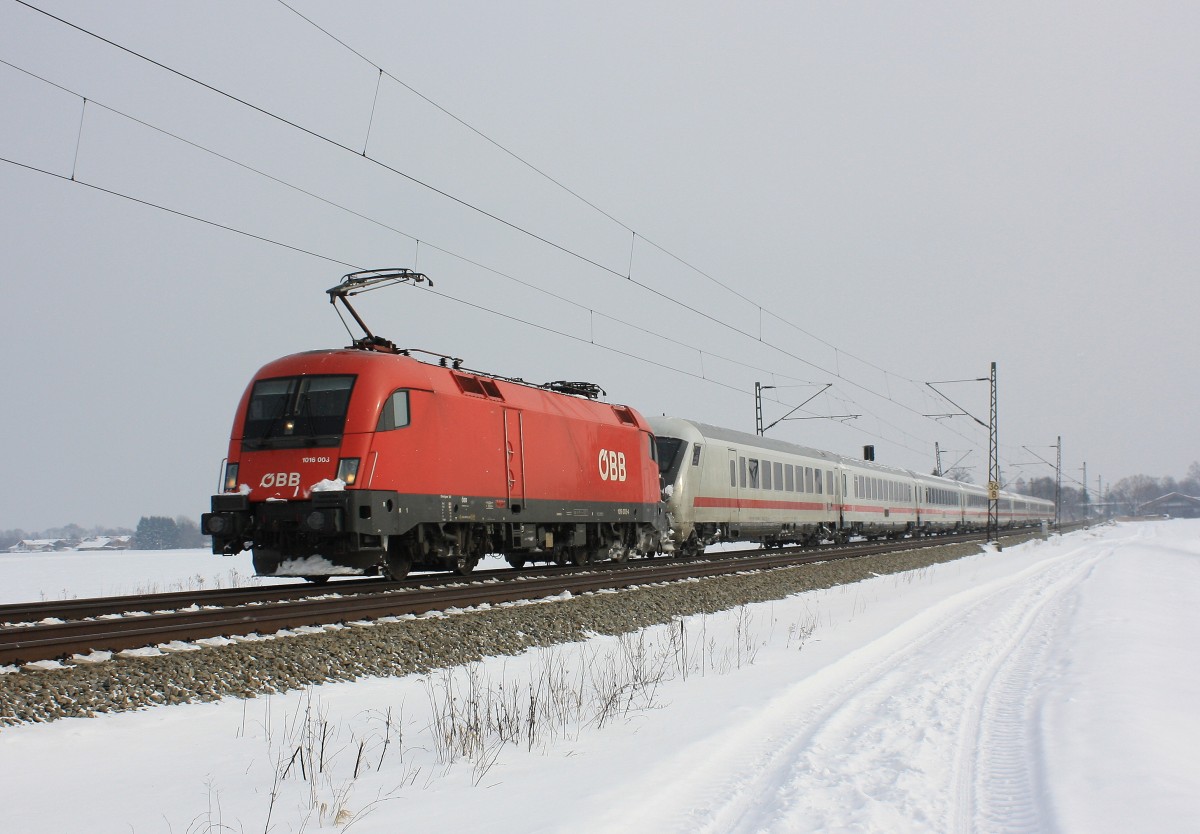 1016 003-4 als Zuglok vor einem IC am 24. Februar 2013 bei bersee am Chiemsee.