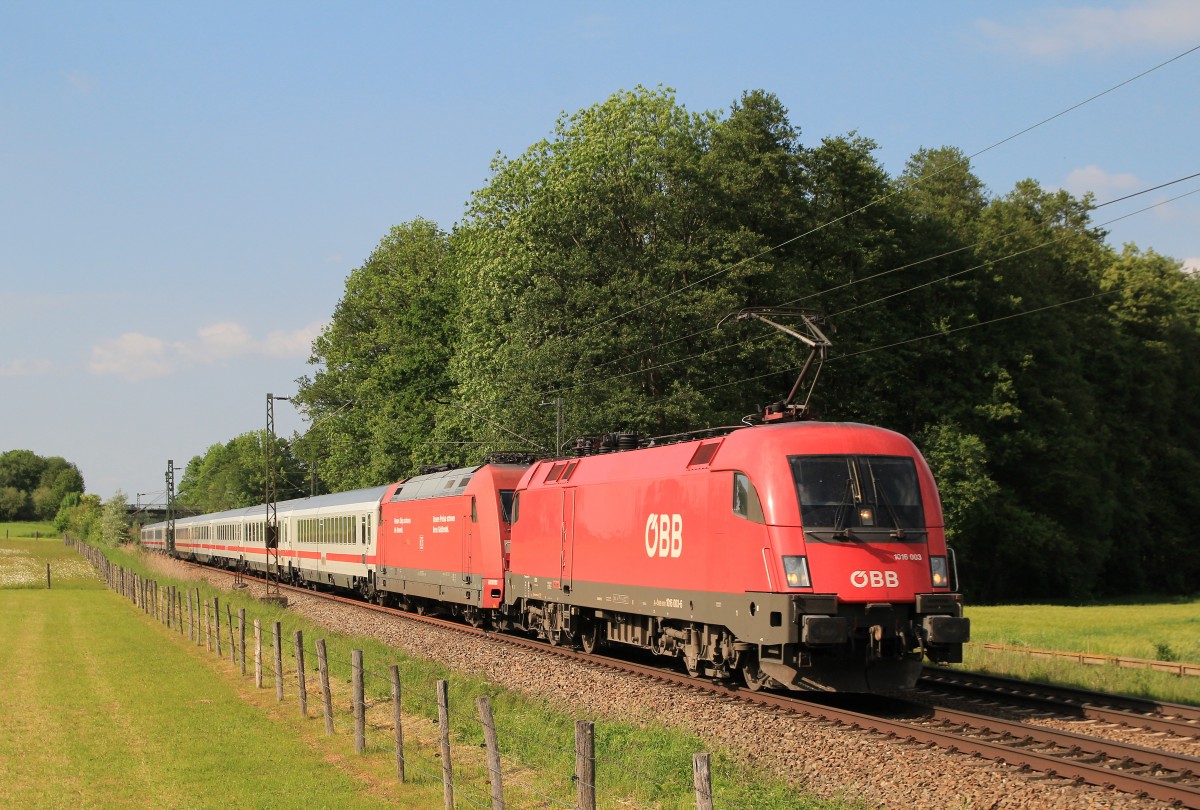 1016 003-4 mit einer 101-er im Schlepp bei Vogl am 24. Mai 2014.