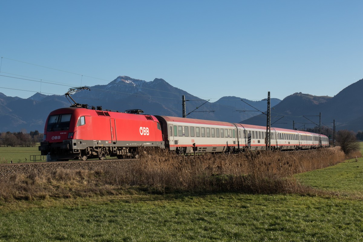 1016 004-4 war am 6. Dezember 2015 bei Bernau am Chiemsee schiebend in Richtung Salzburg im Einsatz.