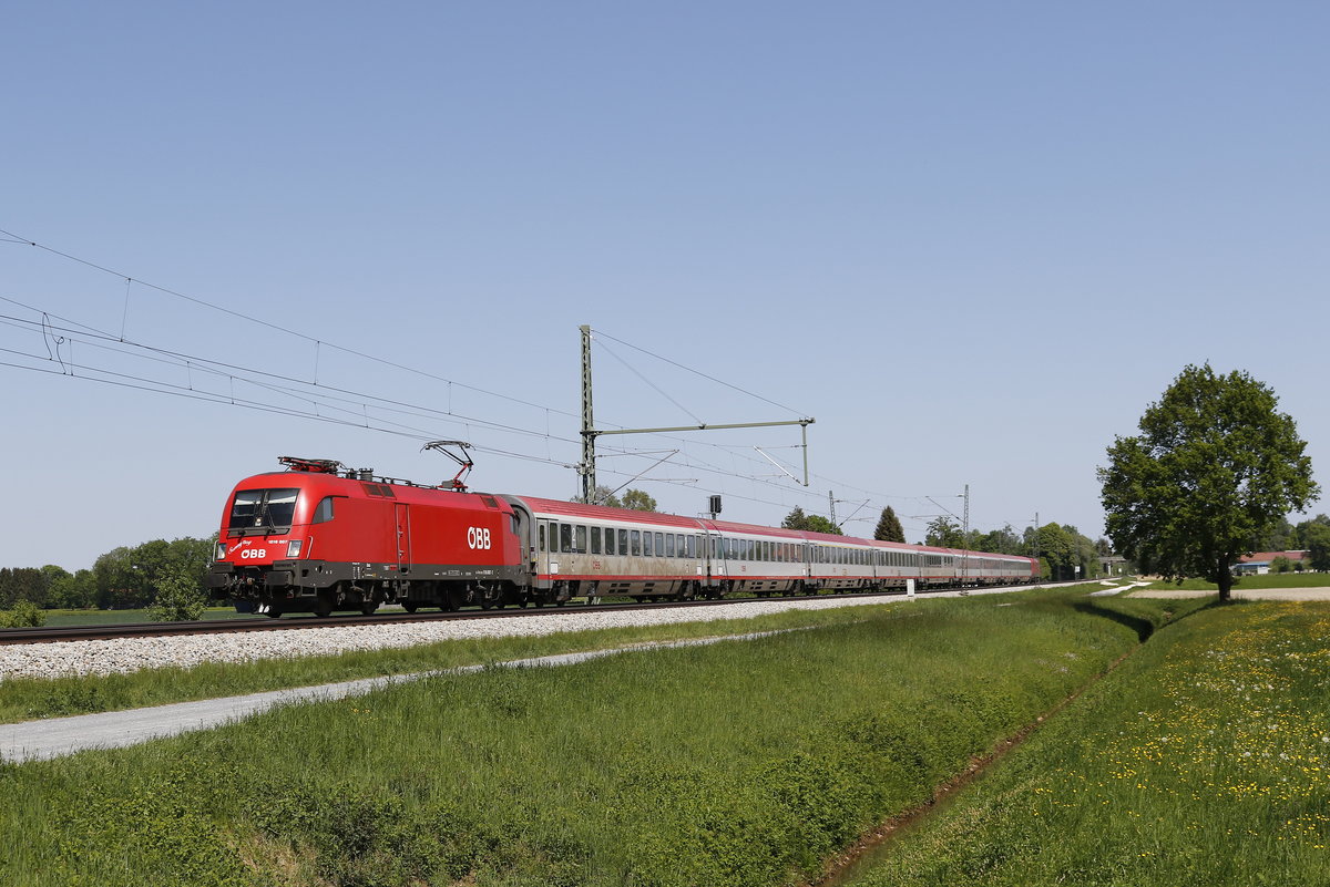 1016 007  Sunny Boy  mit einem EC aus Salzburg kommend. Aufgenommen am 6. Mai 2018 bei bersee am Chiemsee.