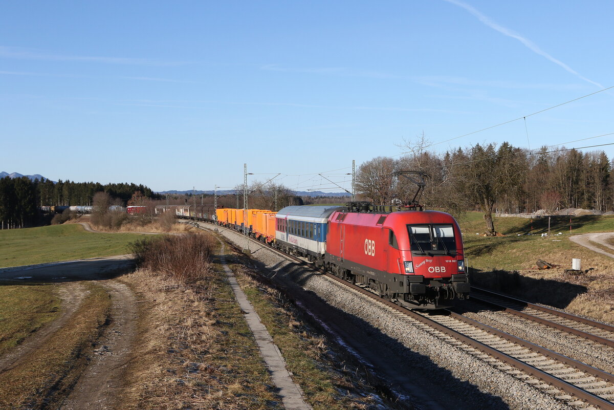 1016 007  Sunny Boy  mit einem  Mischer  auf dem Weg nach Salzburg am 10. Februar 2022 bei Grabensttt im Chiemgau.