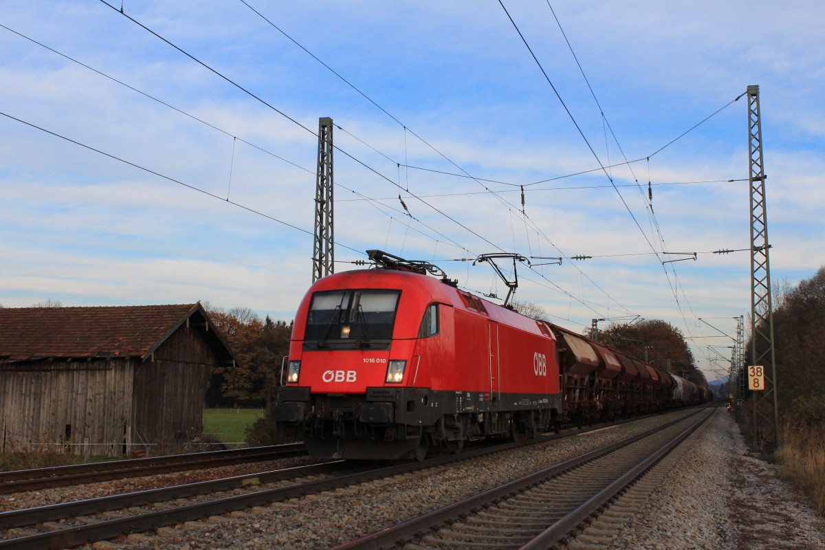 1016 010-9 mit einem Gterzug am 9. November 2012 bei bersee.