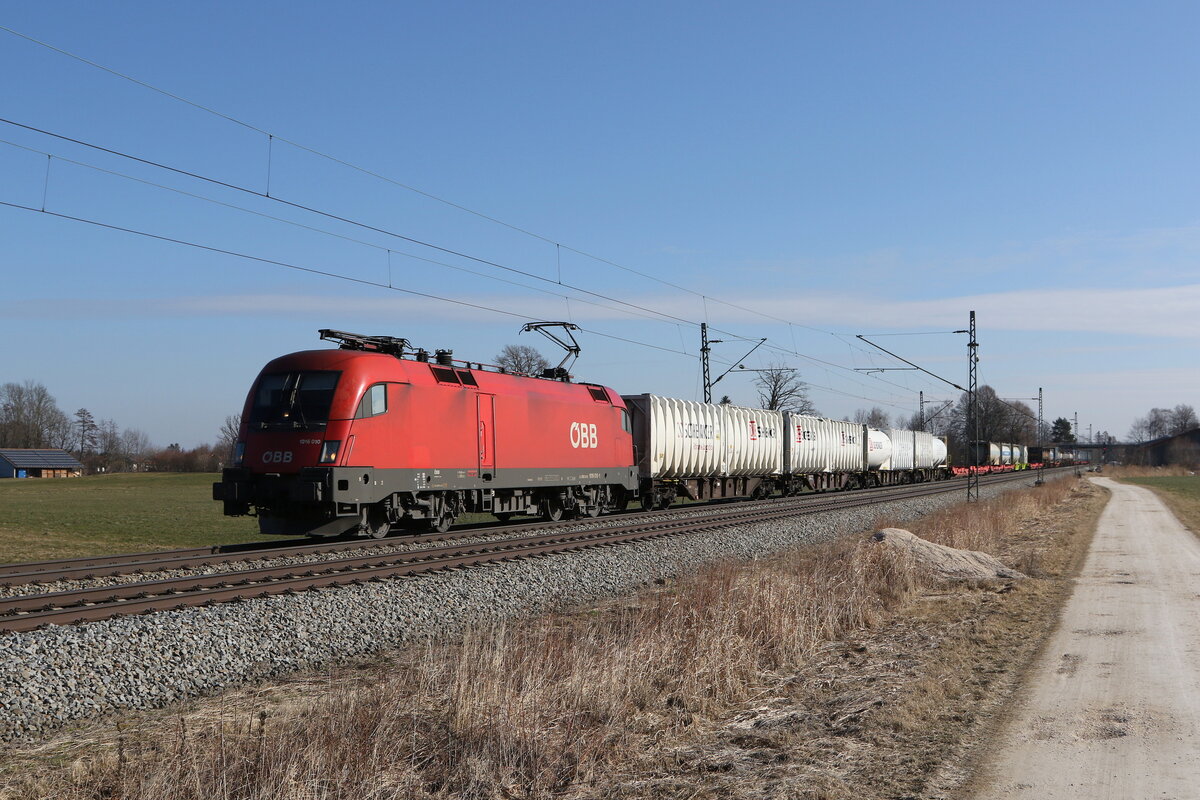 1016 010 mit einem  KLV  aus Salzburg kommend am 28. Februar 2022 bei bersee am Chiemsee.