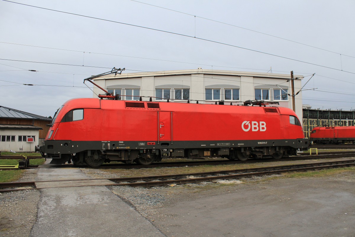 1016 011-7 stand am 3. Januar 2013 im Depot Salzburg.