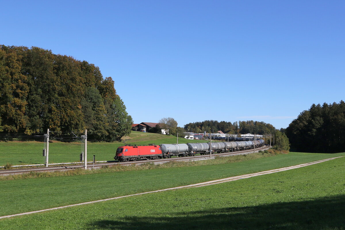 1016 011 mit einem Kesselwagenzug aus Salzburg kommend am 9. Oktober 2024 bei Axdorf.