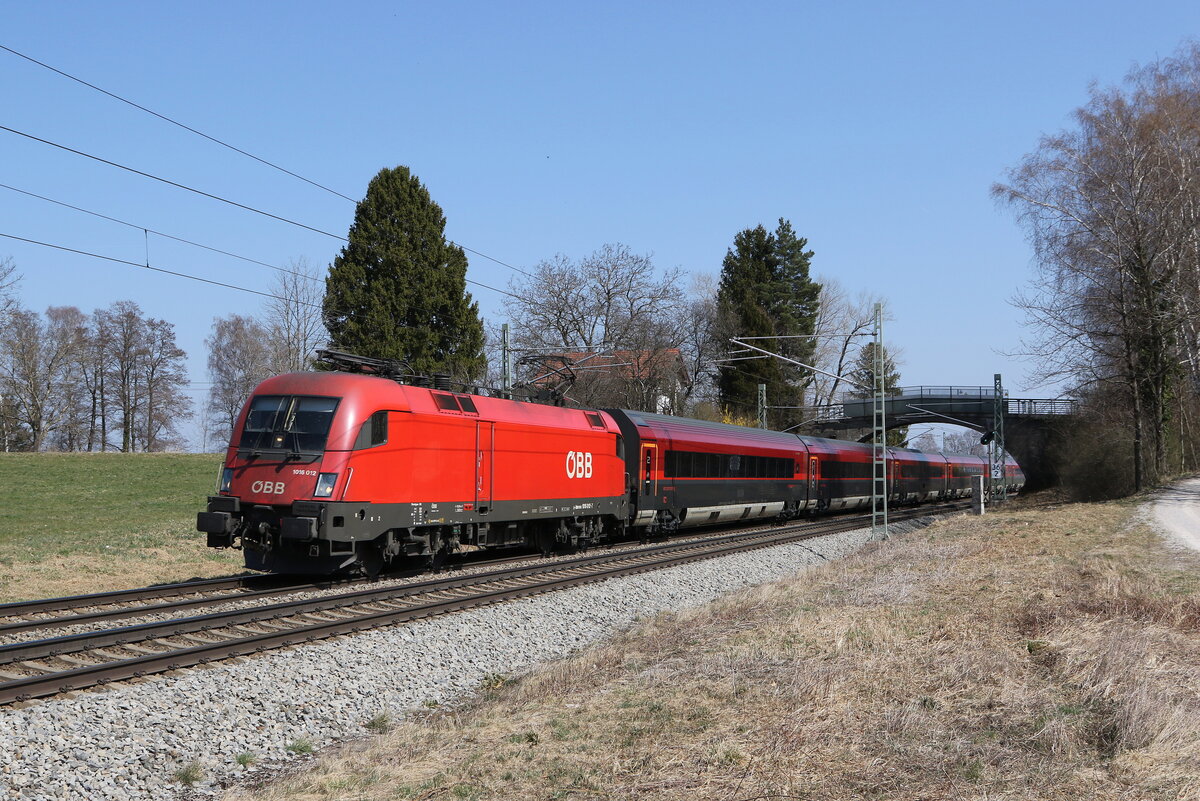 1016 012 mit dem  EC 112  auf dem Weg nach Mnchen. Aufgenommen am 28. Mrz 2022 bei bersee am Chiemsee.