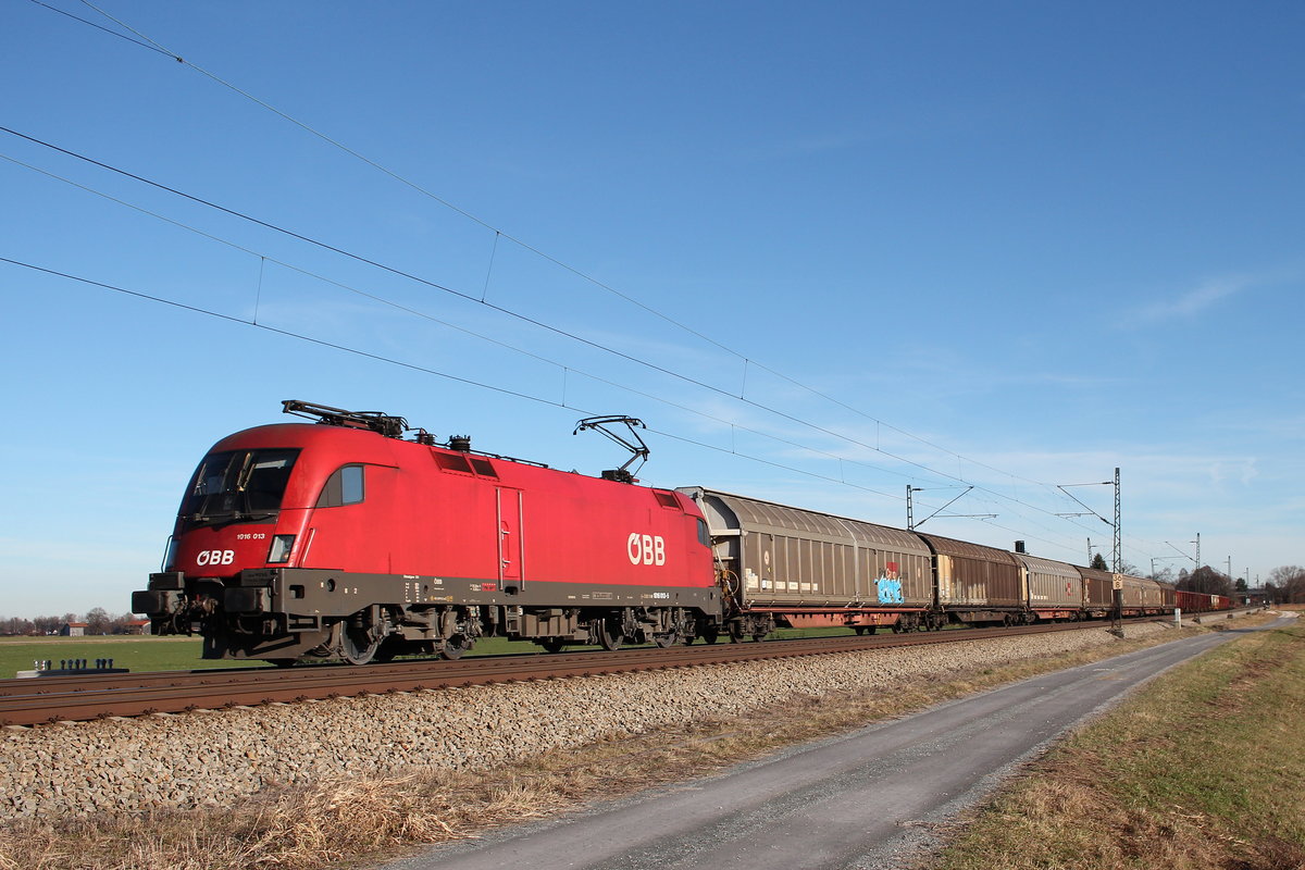 1016 013-5 mit einem gemischten Gterzug am 10. Dezember 2016 bei bersee am Chiemsee.