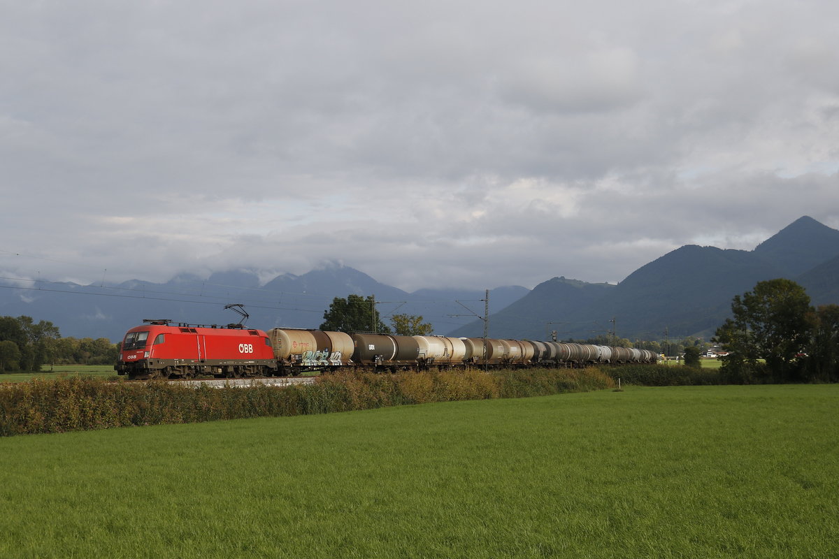 1016 013 mit einem Kesselwagenzug aus Salzburg kommend am 4. September 2018 bei Bernau am Chiemsee.