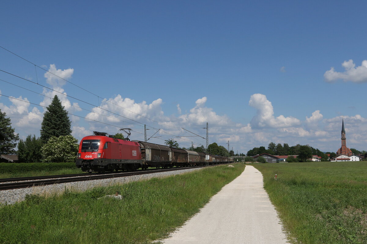 1016 013 war mit Schiebewandwagen am 11. Juni 2021 bei bersee am Chiemsee in Richtung Mnchen unterwegs.