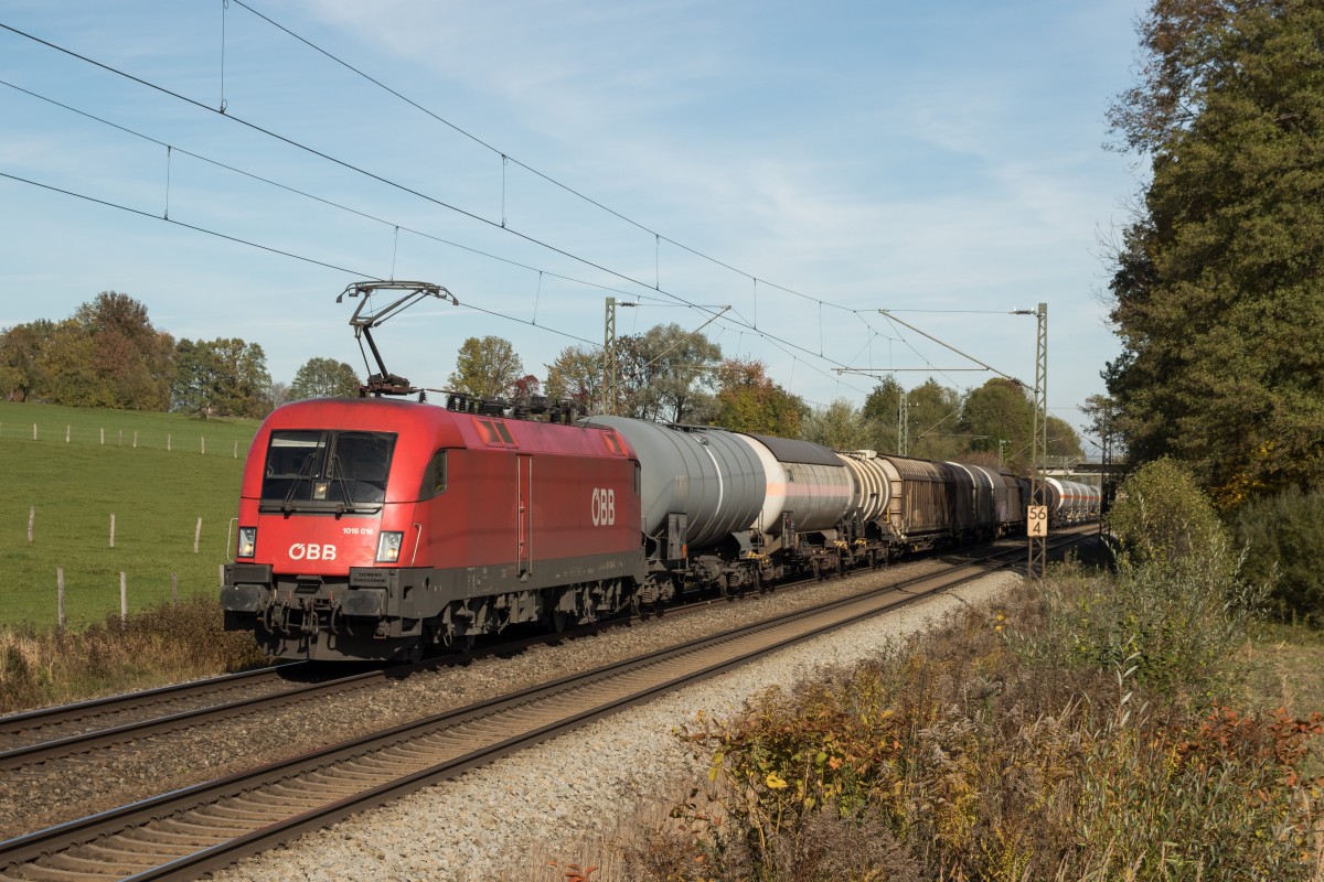 1016 016-8 mit einem Kesselwagenzug am 24. Oktober 2015 bei Vogl.