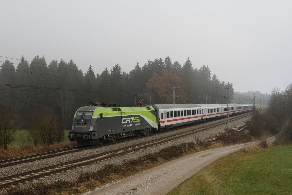 1016 016 mit dem  IC Knigssee  leider im Nebel am 26. November 2020 bei Grabensttt im Chiemgau.