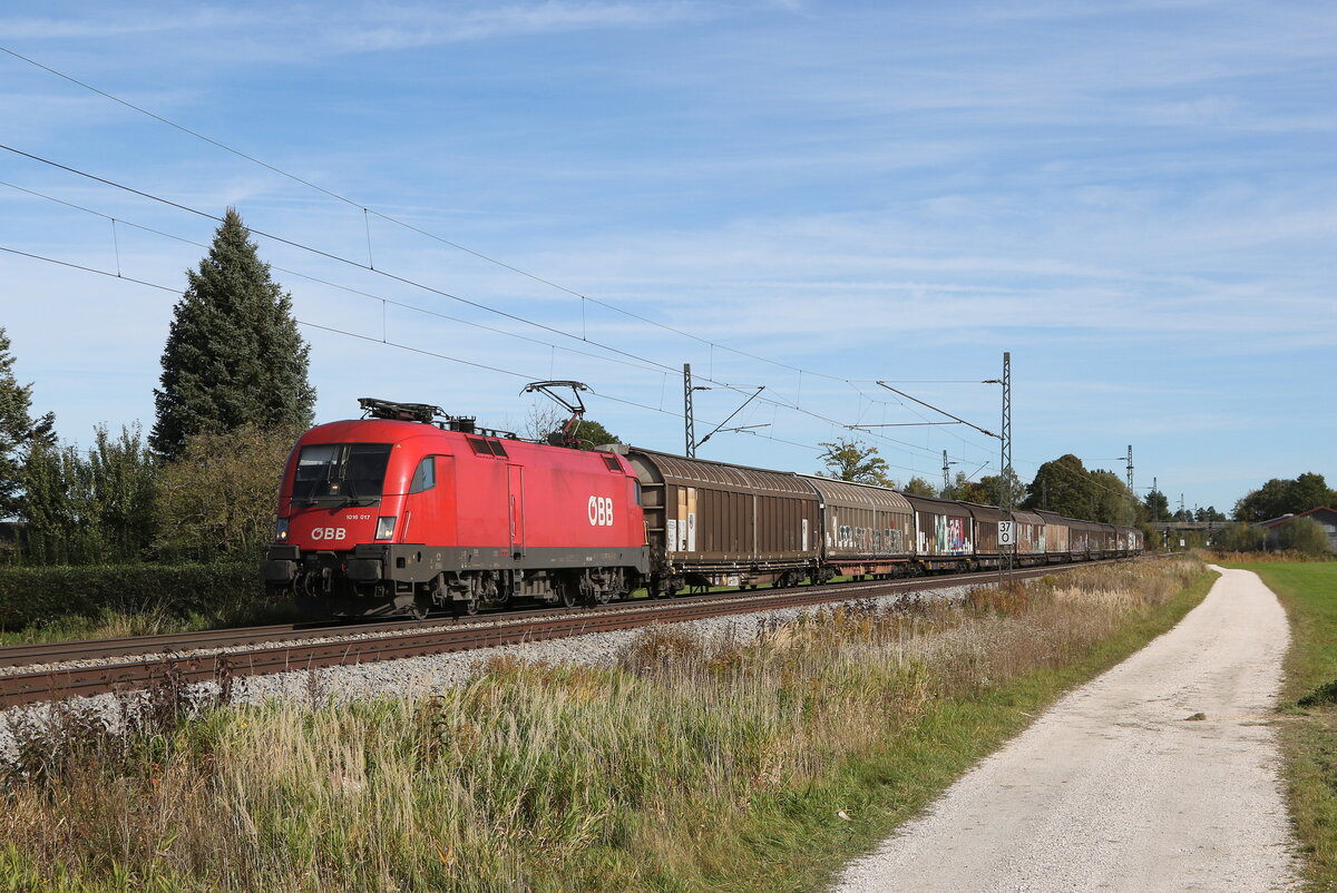 1016 017 mit Schiebewandwagen am 20. Oktober 2021 bei bersee am Chiemsee.