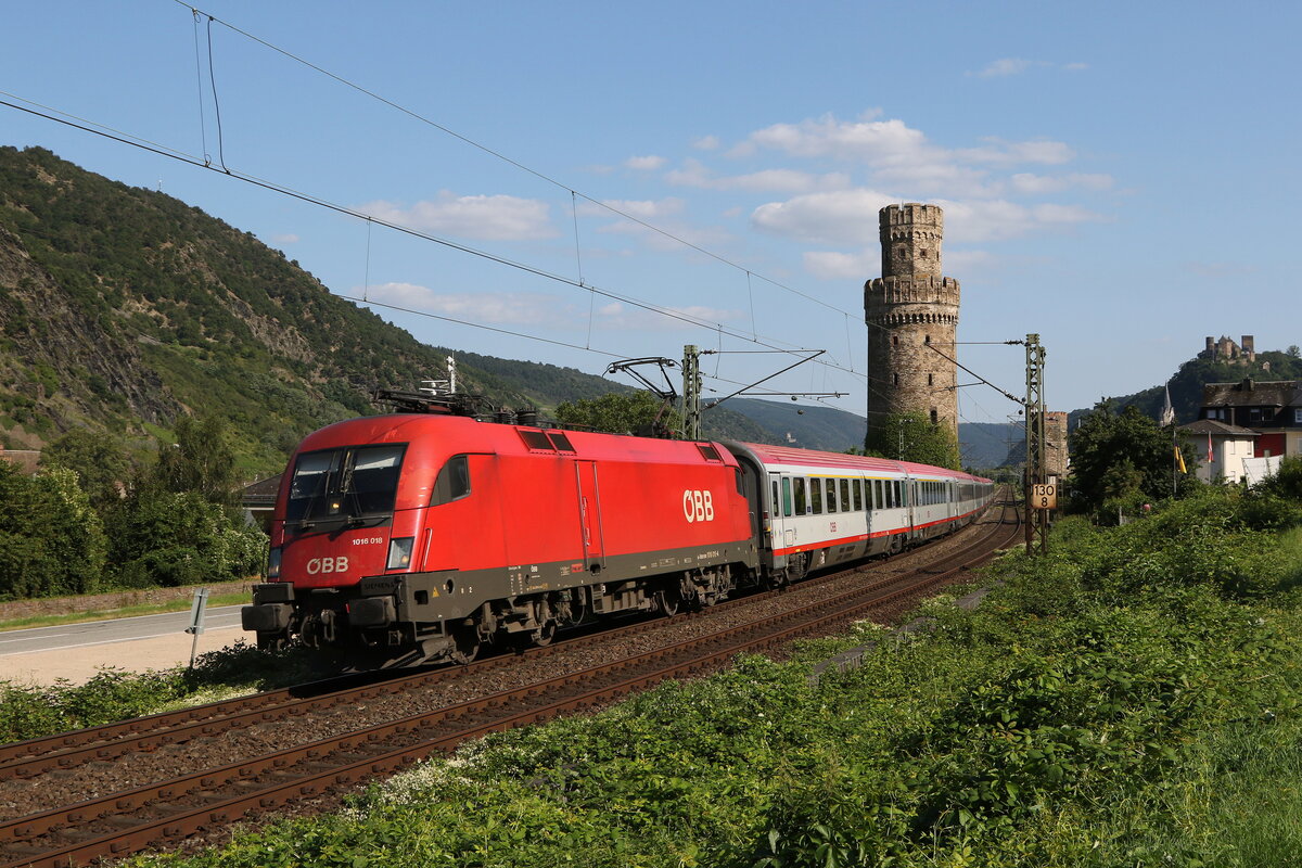 1016 018 war am 21. Juli 2021 mit einem  EC  bei Oberwesel in Richtung Kln unterwegs.