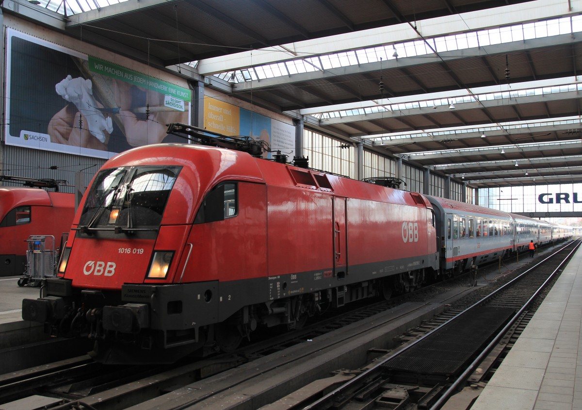 1016 019-2 bei der Einfahrt in den Münchner Hauptbahnhof. Aufgenommen am 26. Oktober 204.