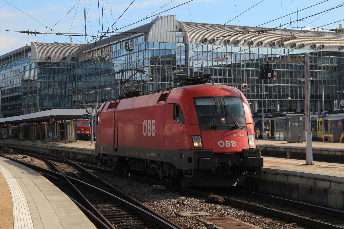 1016 019-2 beim rangieren am 26. Oktober 2014 im Aussenbereich des Mnchner Hauptbahnhofs.