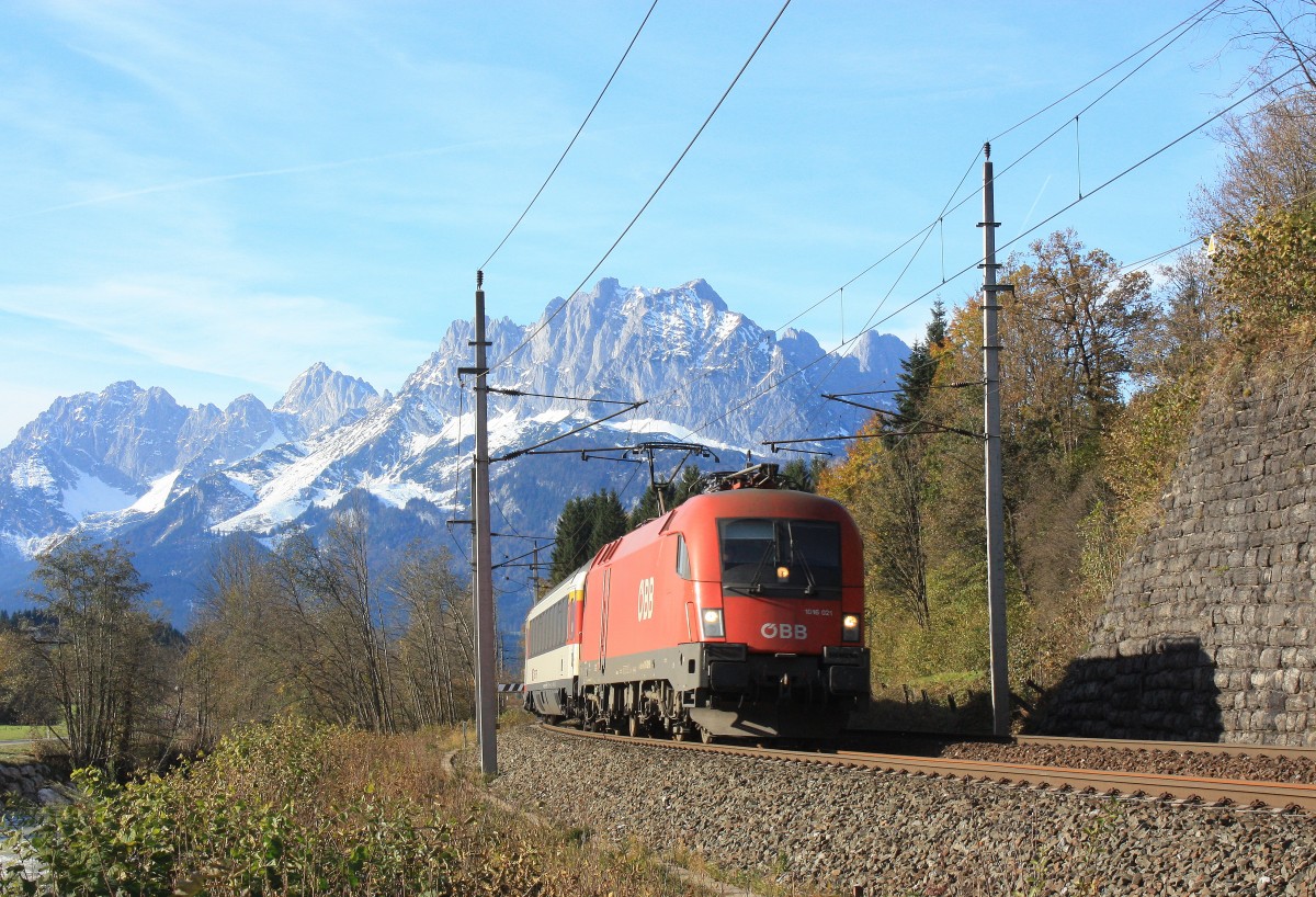 1016 021-5 ist am 1. November 2014 bei St. Johann unterwegs in Richtung Saalfelden.