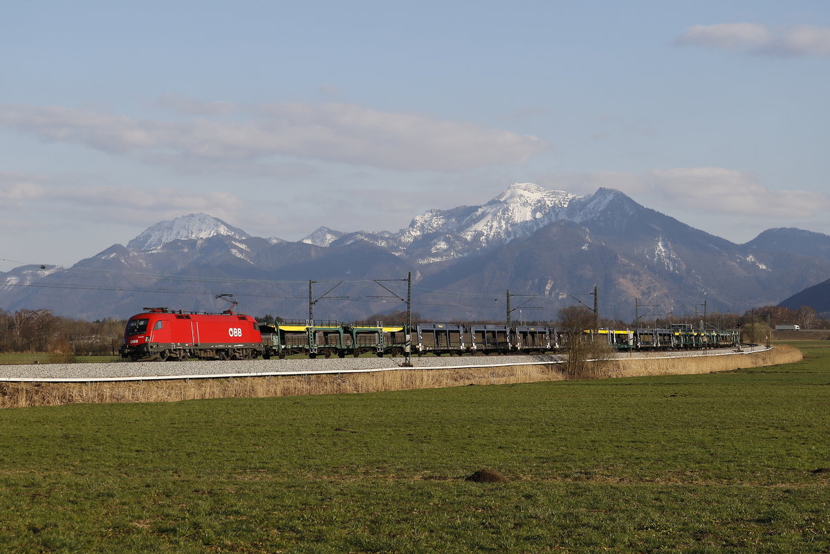 1016 022 mit einem leeren Autozug aus Salzburg kommend am 20. Mrz 2019 bei Bernau am Chiemsee.