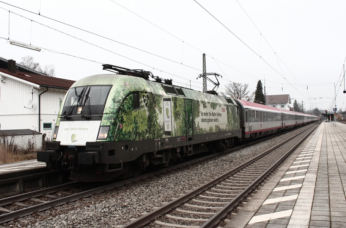 1016 023-4 fährt seit kurzem neu beklebt als  Green Points -Taurus. Unser erstes Foto der ehemaligen  ÖBB Grüne Schiene -Lok entstand am 26. November 2014 in Prien am Chiemsee.