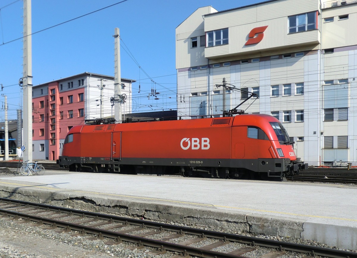 1016 029-9 ist am 8. Mrz 2011 im Salzburger Hauptbahnhof auf dem Weg zum nchsten Einsatz.